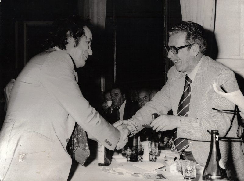 1977 - Cristóbal Toral recibiendo la Medalla de Oro del Fiorino, Florencia, 1977